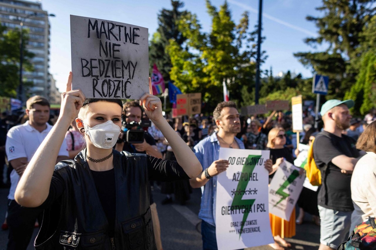 Lenkijoje atmetus pasiūlymą dekriminalizuoti pagalbą atliekant abortą kilo protestai