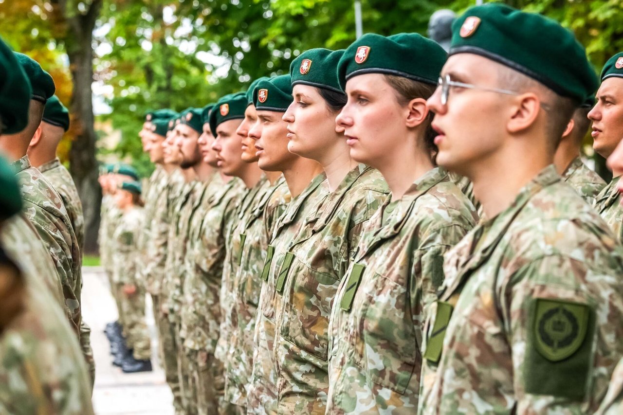 Beveik pusšimčiui kariūnų suteiktas leitenanto laipsnis