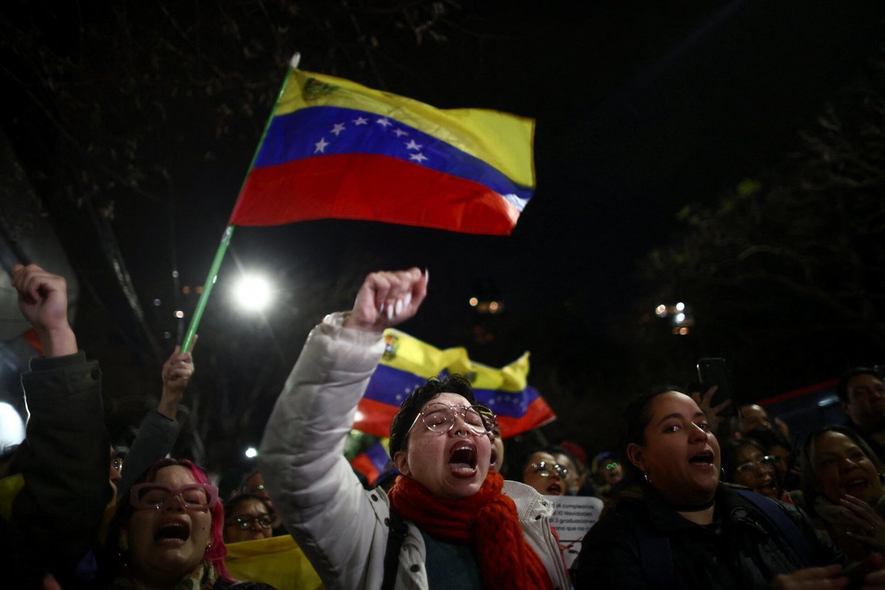 Venesueloje po nedemokratiškais pavadintų rinkimų tęsiasi protestai, pareikalavę ir aukų