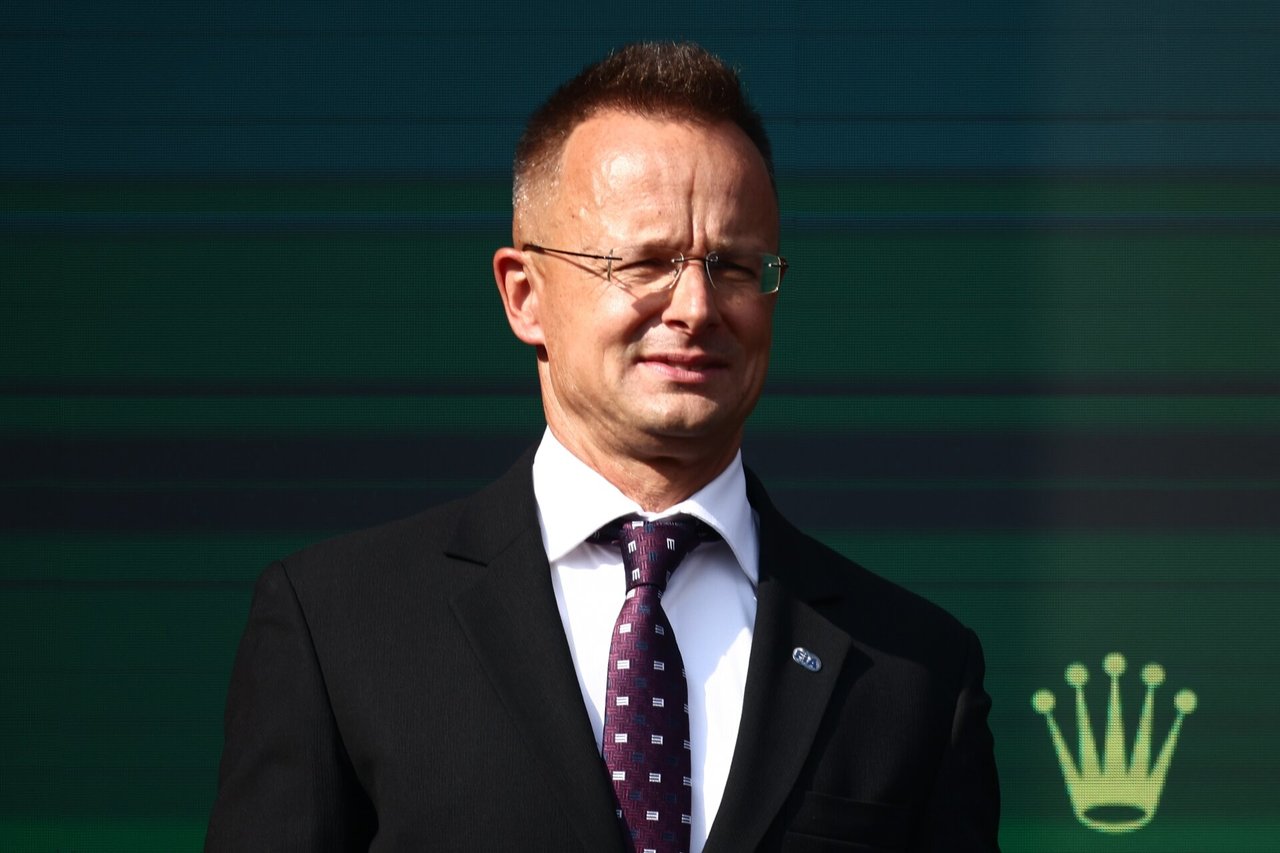 Vengrų diplomatijos vadovas kaltina Baltijos šalis šmeižtu dėl vizų rusams