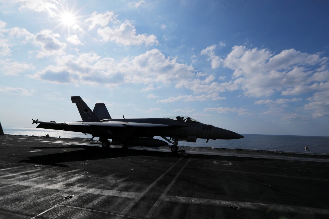 JAV dislokuos daugiau karo laivų ir naikintuvų Viduriniuose Rytuose