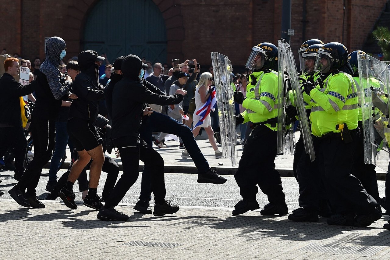 JK plintant neramumams, kraštutinių dešiniųjų protestuotojai susirėmė su policija