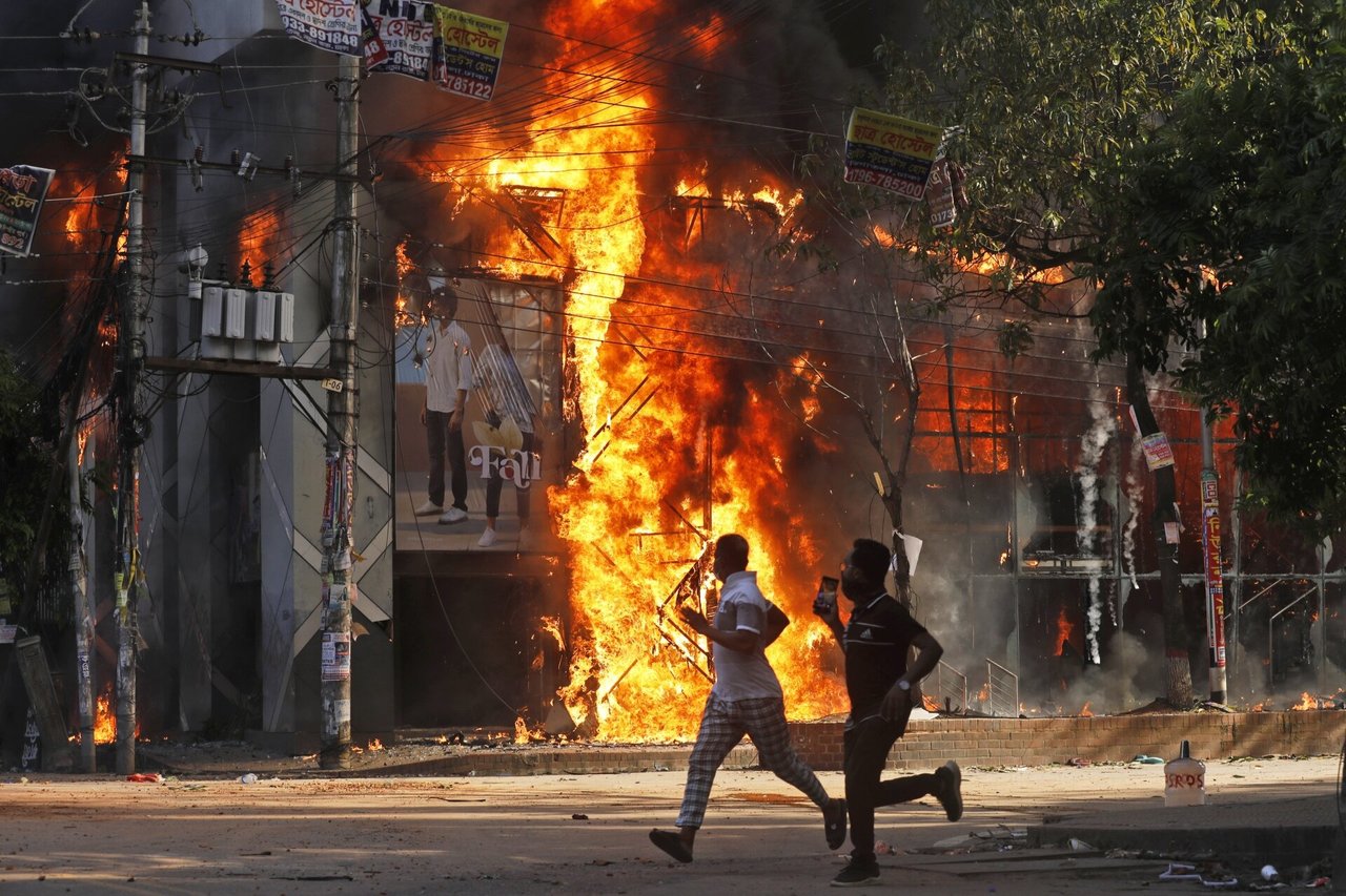 Bangladeše per antivyriausybinius protestus žuvo mažiausiai 50 žmonių