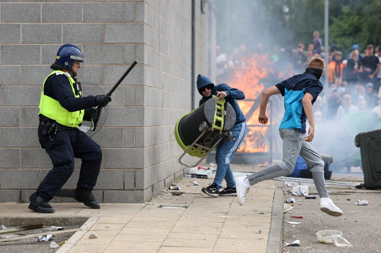 JK policija: netoli Birmingemo atakuotas viešbutis, kuriame gyveno migrantai