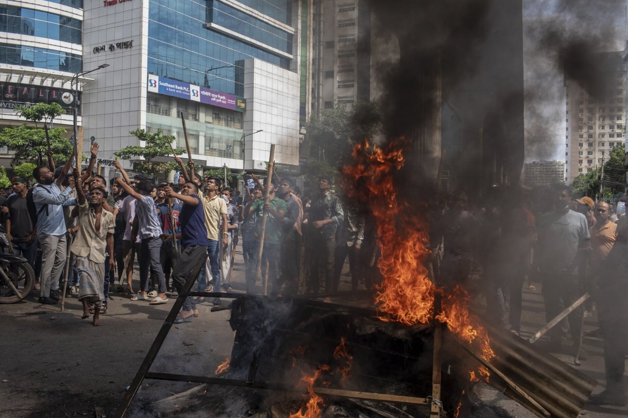 Bangladeše per antivyriausybinius protestus žuvo mažiausiai 300 žmonių