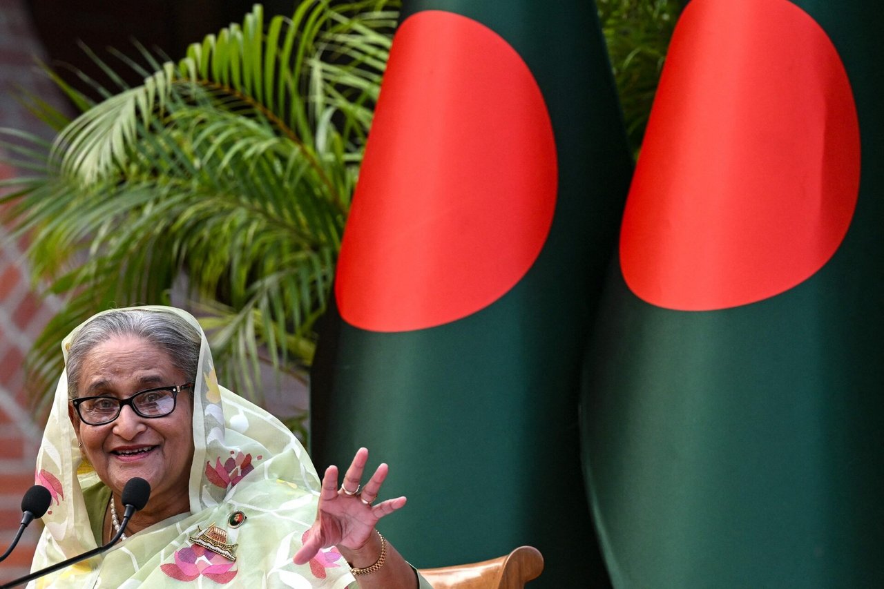 Geležinė Bangladešo ledi Sh.Hasina paliko premjerės postą po 15 metų valdžioje