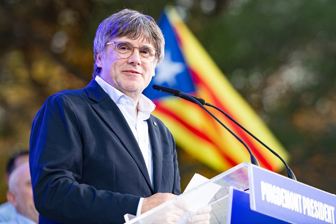 Ką tik į Ispaniją grįžęs buvęs katalonų lyderis C. Puigdemont'as vėl dingo