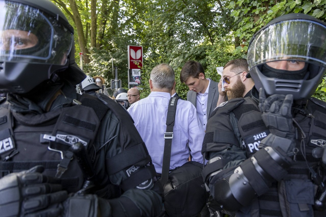 Vokiečių policija: prie kraštutinių dešiniųjų suvažiavimo sunkiai sužeisti du pareigūnai
