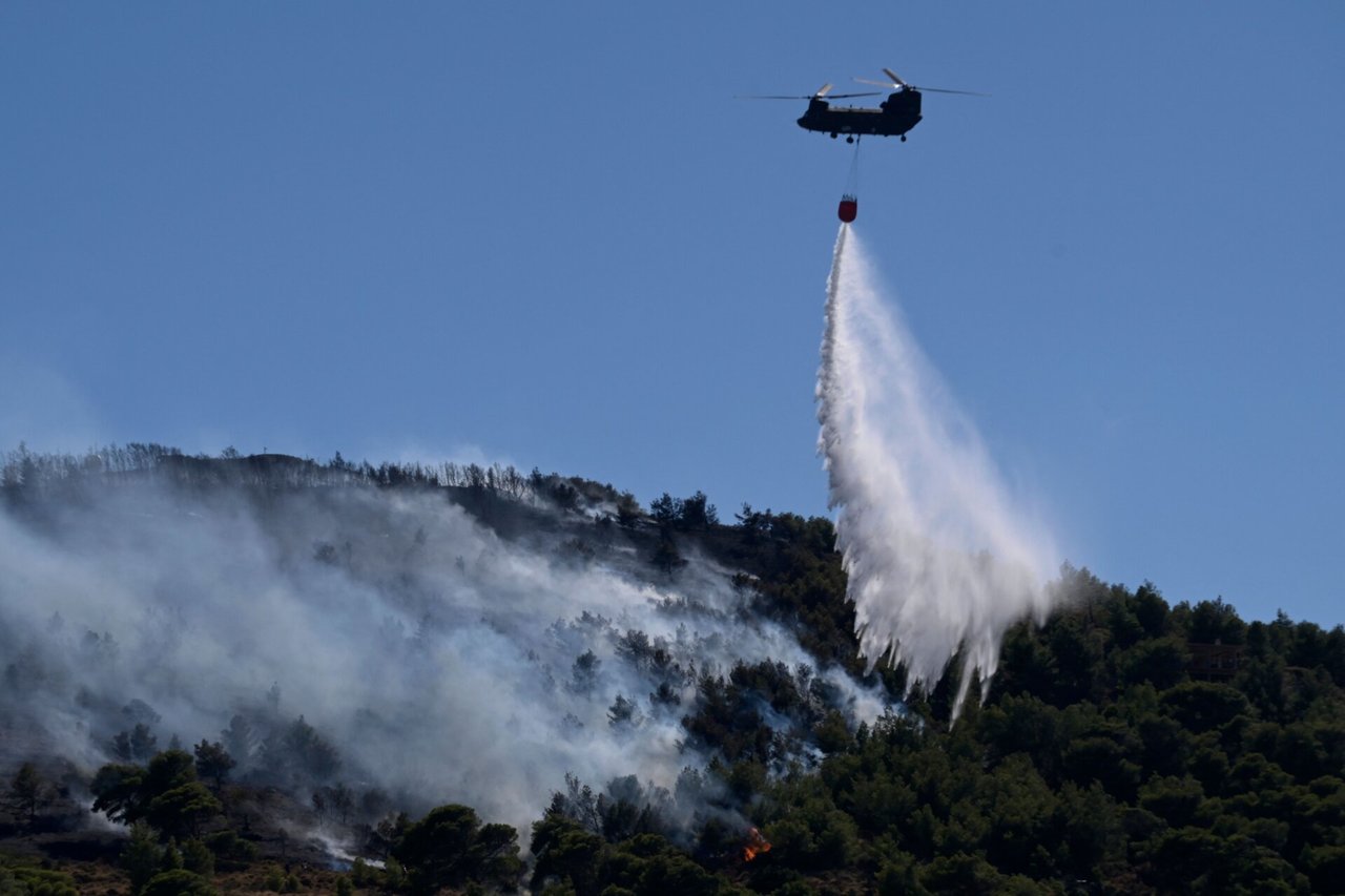Graikijos ugniagesiai kovoja su gamtiniais gaisrais šalia Atėnų