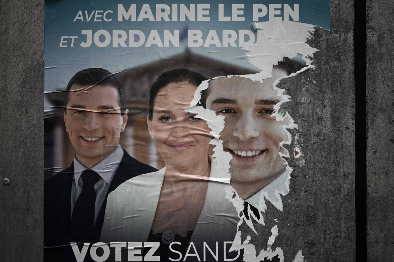 AFP: iš antrojo Prancūzijos rinkimų turo pasitraukė 200 kandidatų, kad sumažintų RN šansus