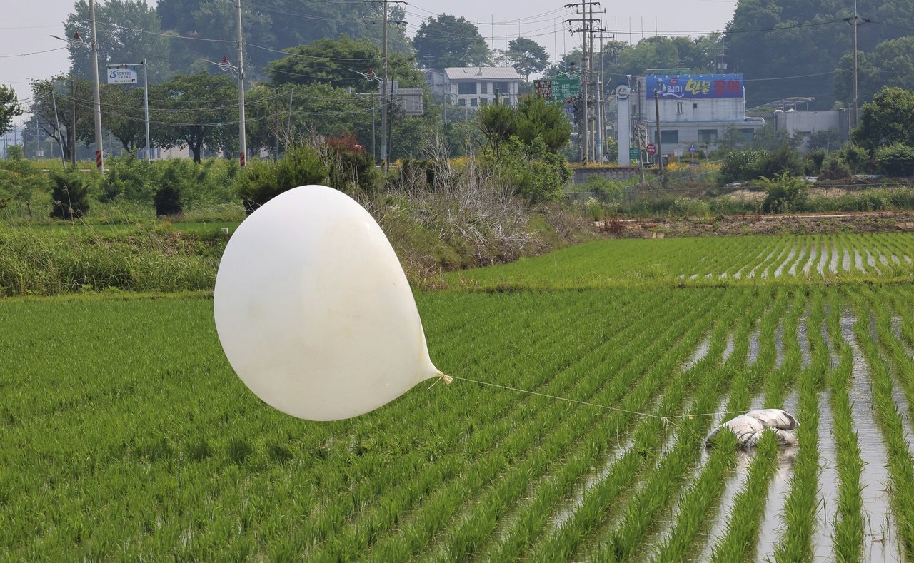 Pietų Korėja: dėl Pchenjano šiukšlių balionų sutrikdyta daugiau kaip 100 skrydžių