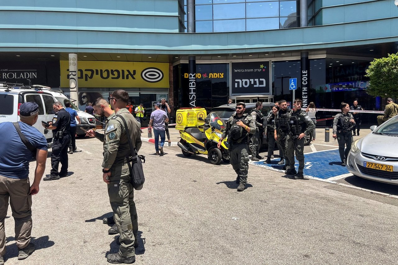 Izraelis pranešė „neutralizavęs“ peiliu du žmones sužeidusį užpuoliką