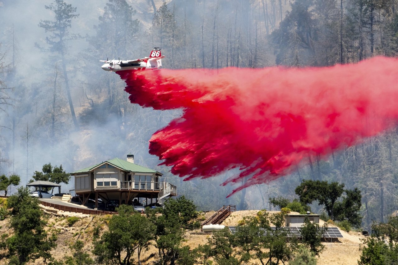 Kalifornijos šiaurėje sparčiai plintant gamtiniams gaisrams evakuoti tūkstančiai žmonių