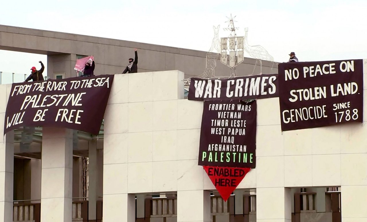Australijoje propalestinietiški protestuotojai su plakatais pateko ant parlamento stogo