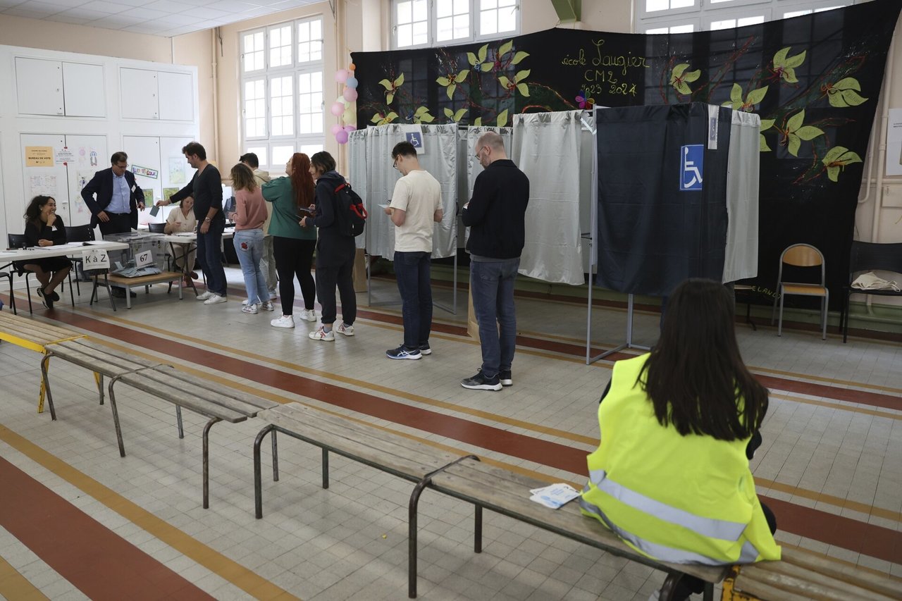 Prancūzijos parlamento rinkimų antrajame ture jau balsavo daugiau kaip 60 proc. rinkėjų