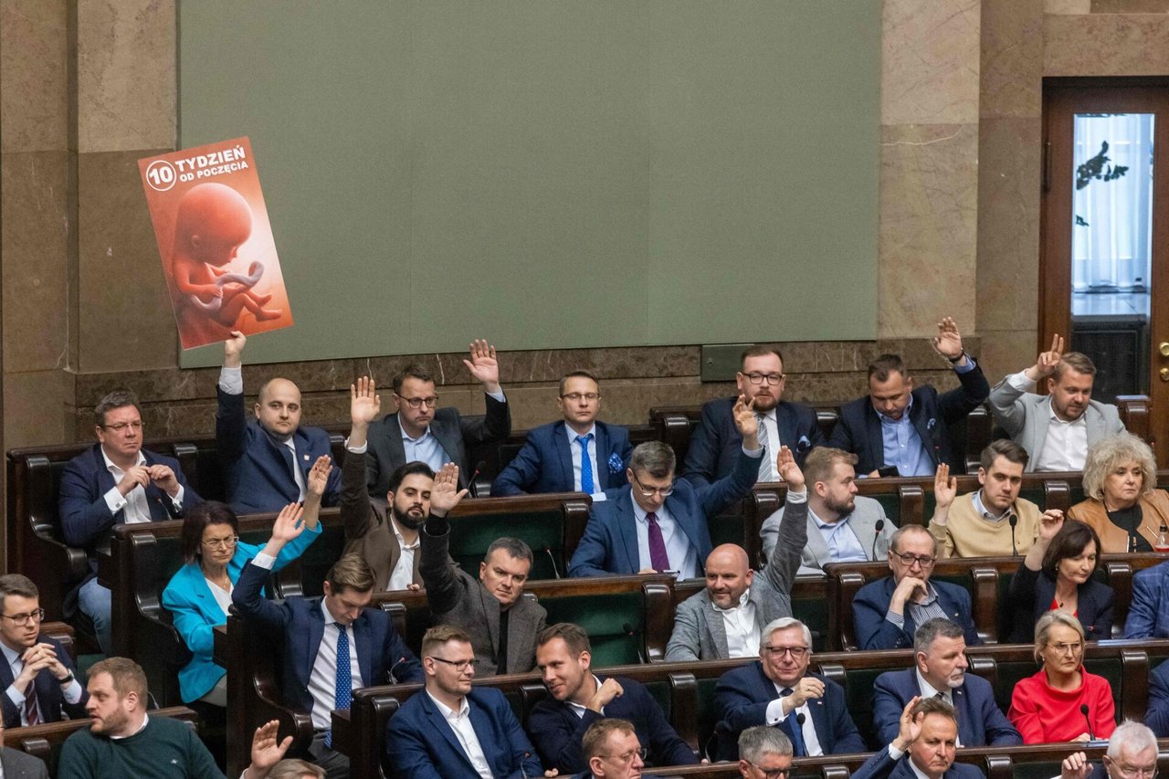 Lenkų parlamentas nepritarė siūlymui dekriminalizuoti pagalbą atlikti abortą