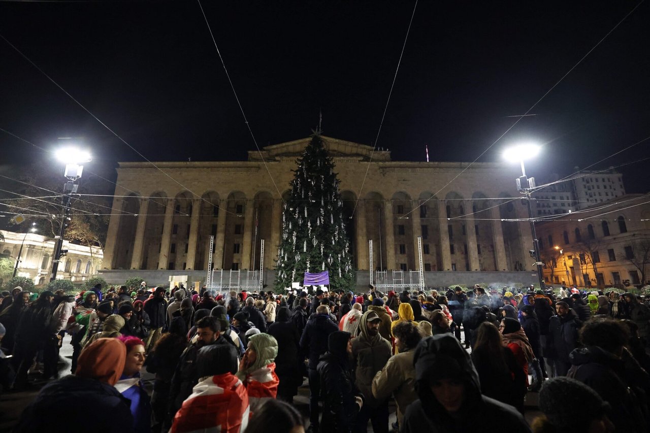 Protestai Sakartvele privertė Tbilisį Kalėdų eglutę įžiebti be ceremonijos