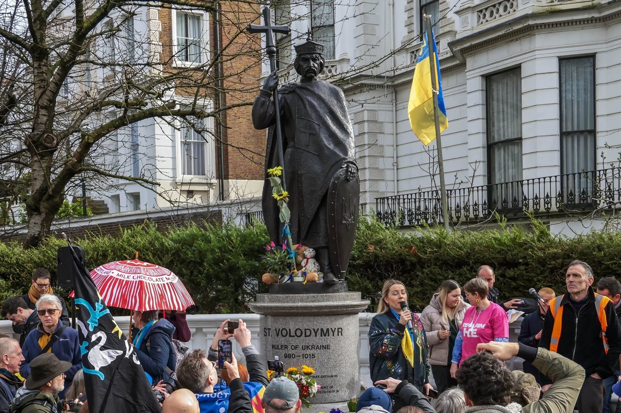 Londone žygiuoja šimtai žmonių, minėdami trečiąsias karo Ukrainoje metines