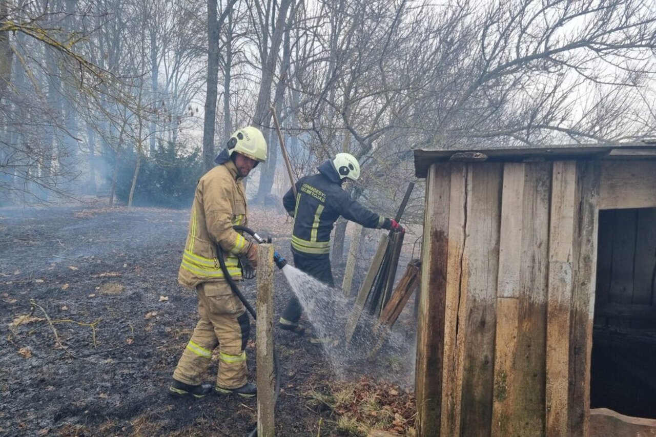 Vilniuje užsiliepsnojo namas – apdegė žmogus
