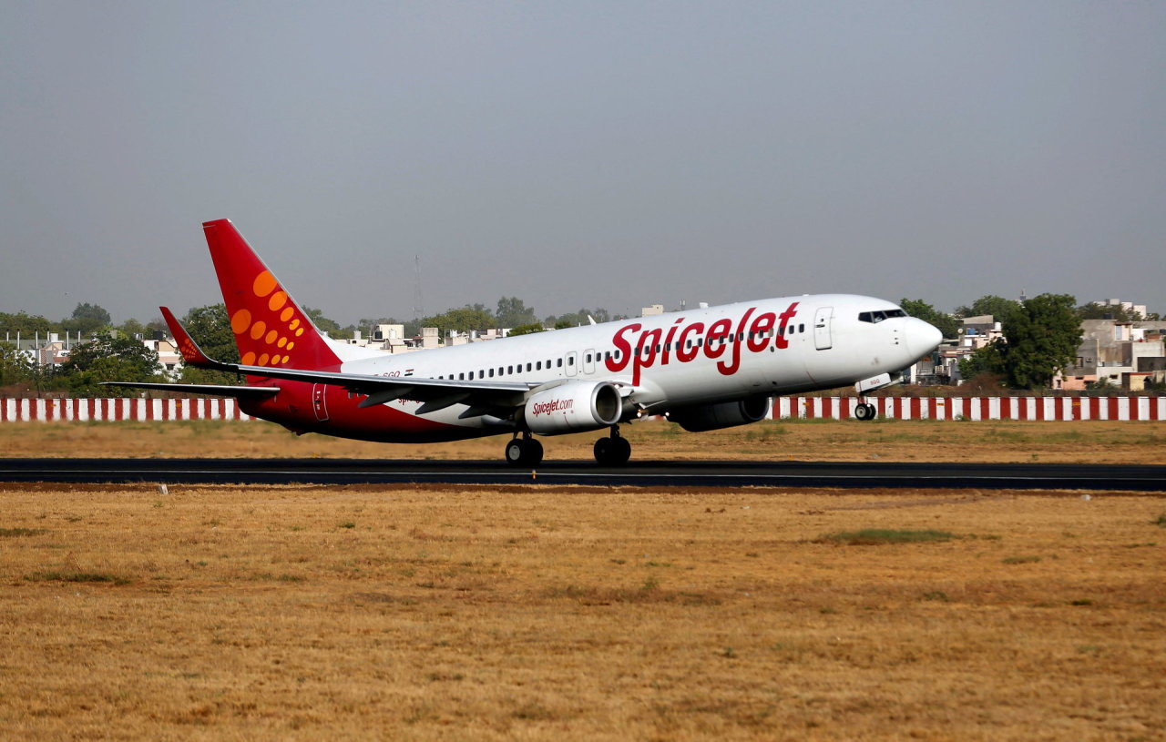 Indijoje saugiai nusileido keleivinis lėktuvas, kurio vienas iš variklių užsidegė ore