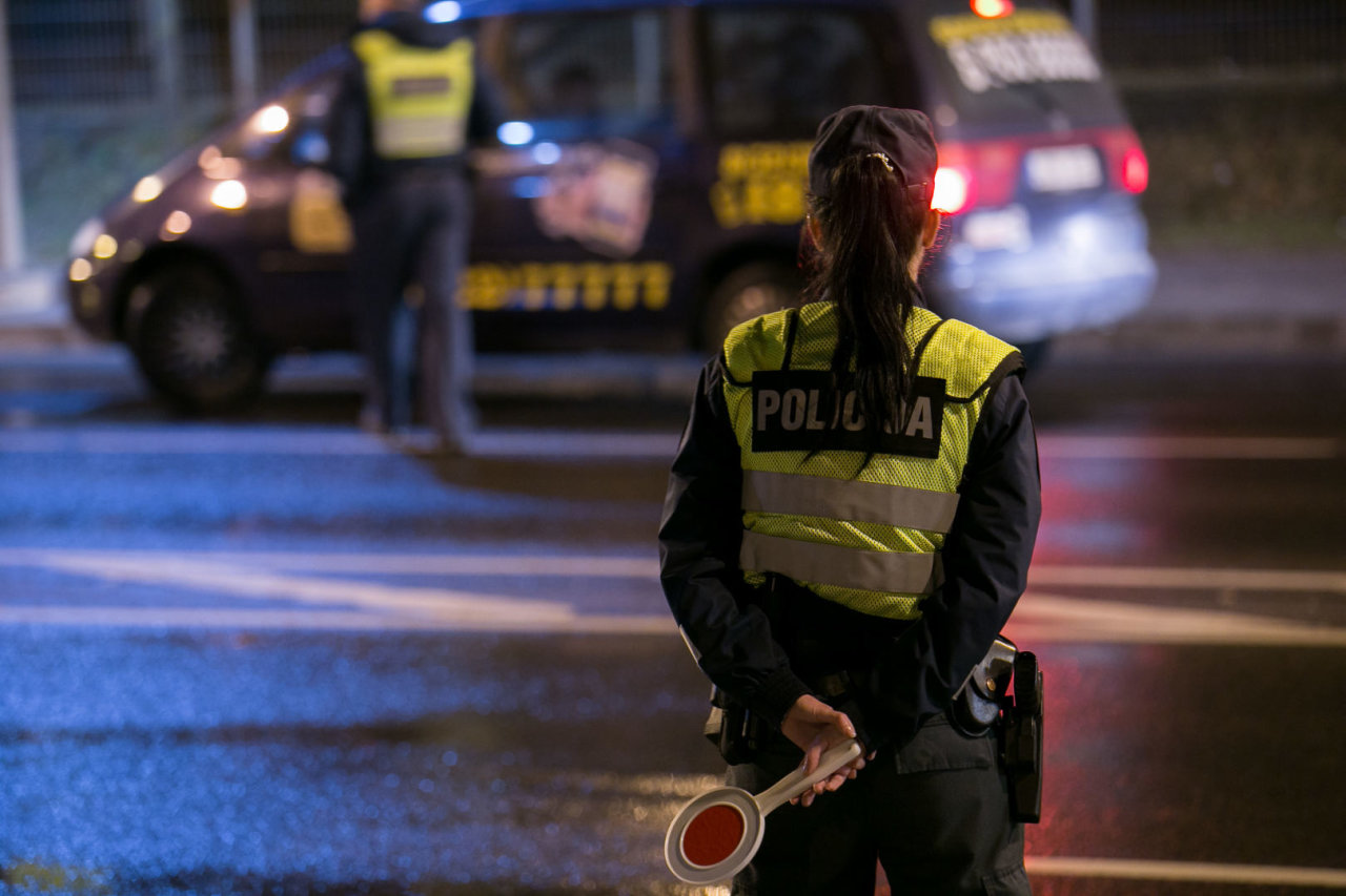 Policininkei įkandęs neblaivus vyras nubaustas 4,9 tūkst. eurų bauda