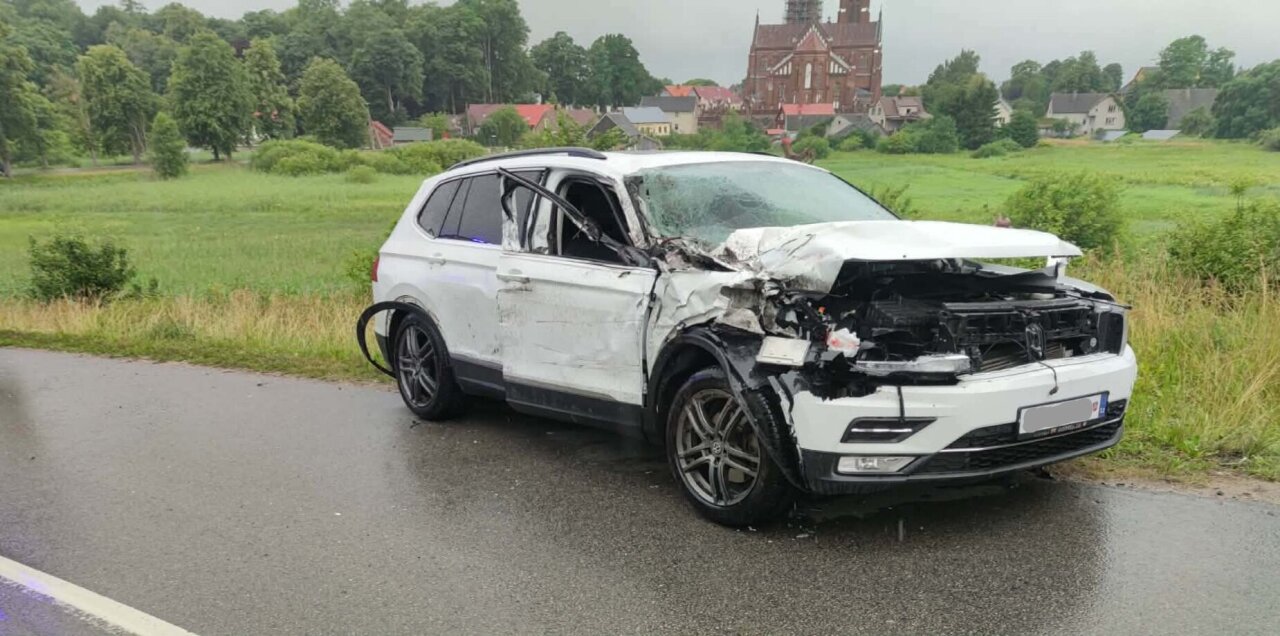 Ties &Scaron;vėk&scaron;na &bdquo;Volkswagen&ldquo; pasivijo ir taranavo vilkiką