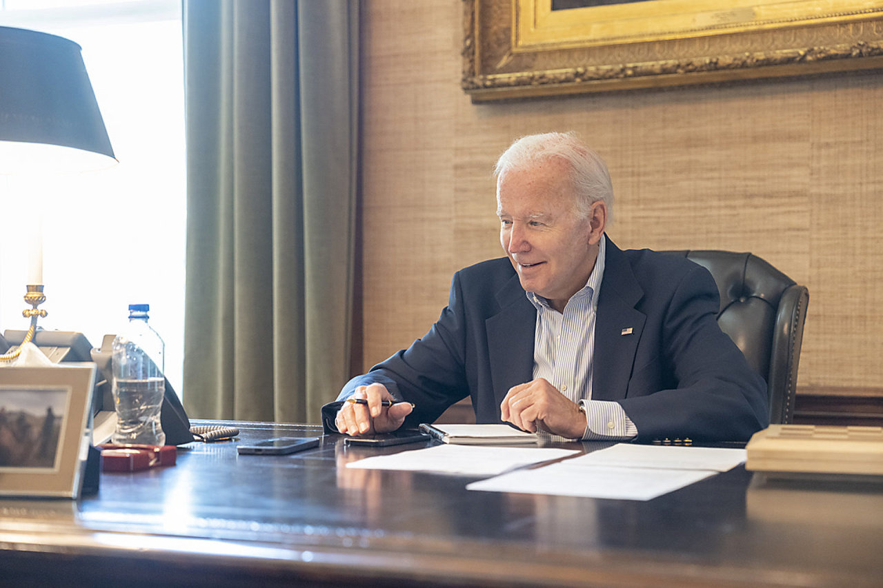 J.Bideno COVID-19 testų rezultatai neigiami, JAV prezidentas baigs izoliaciją