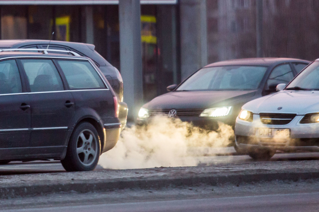 Parlamente – siūlymas aplinkosaugininkams tikrinti mažiau automobilių dėl taršos