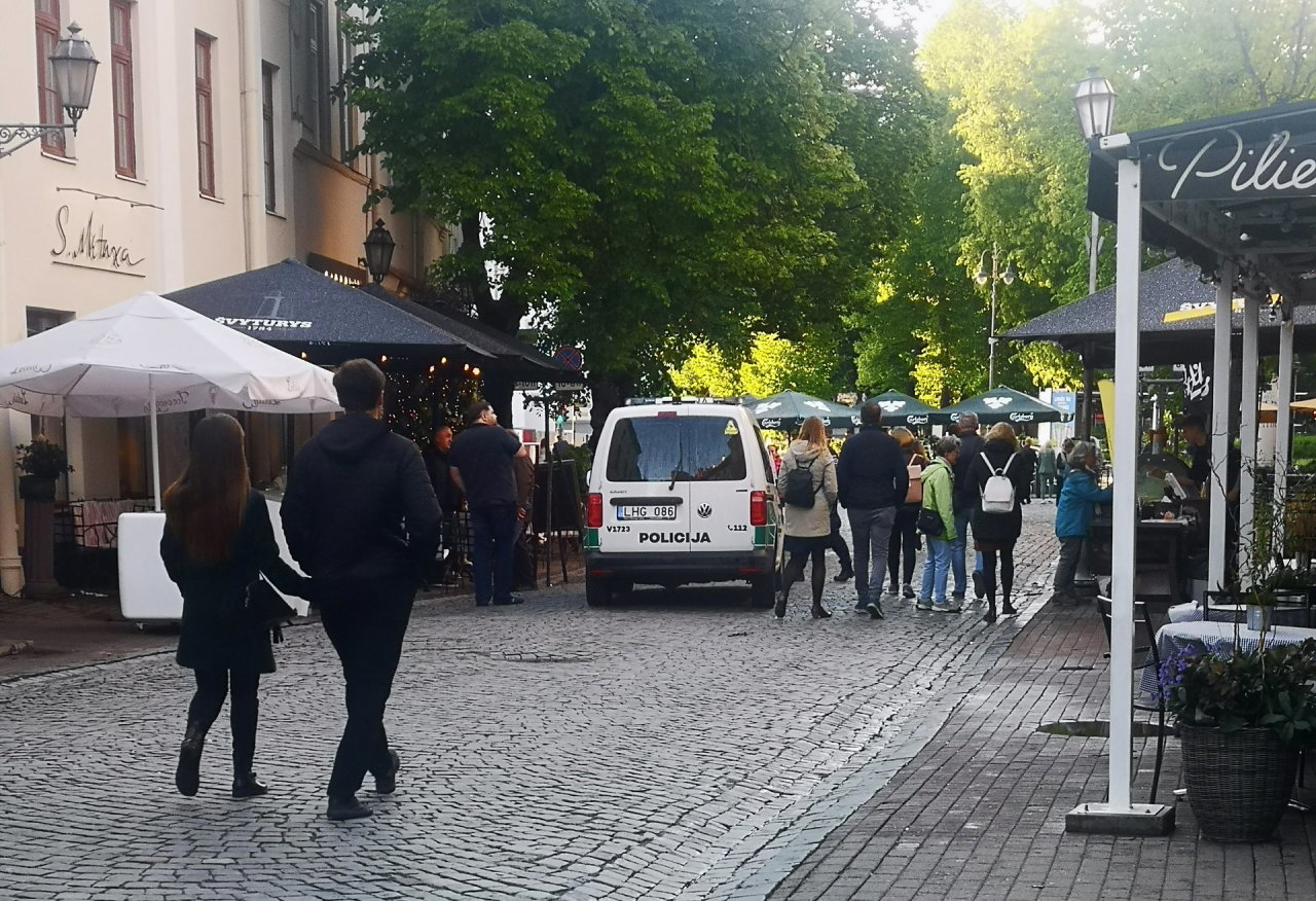 Emocinis kriminalas Vilniaus senamiestyje: praeivis puolė į atlapus kavinės klientui