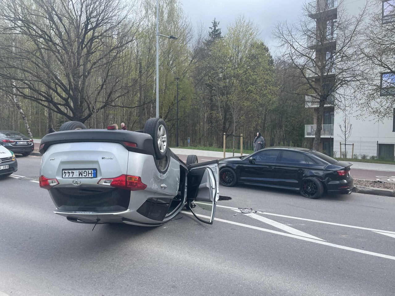 Penktadienio avarija Vilniuje: vertėsi automobilis, kilo eismo sunkumų