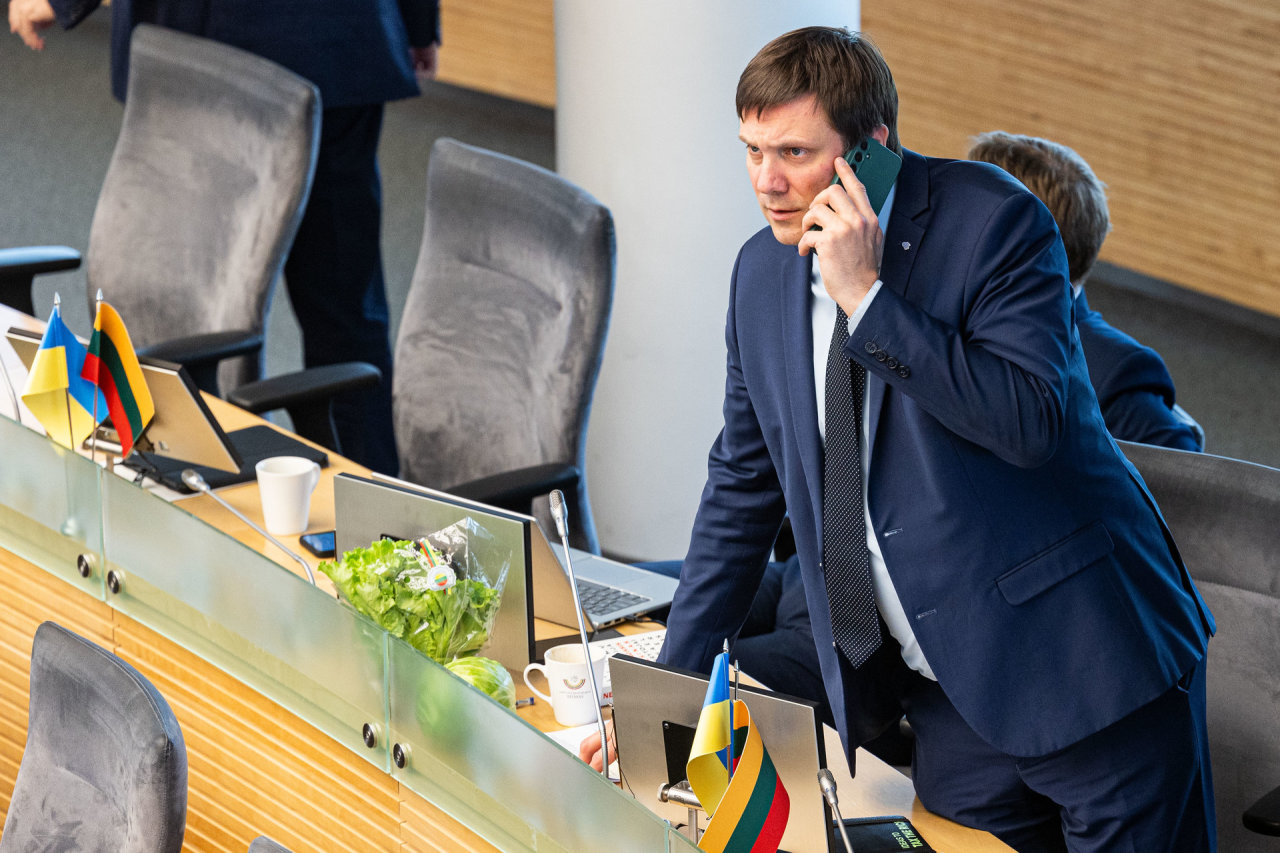 Tomas Tomilinas paaiškino, kodėl į Seimą atsinešė salotų ir kopūstą