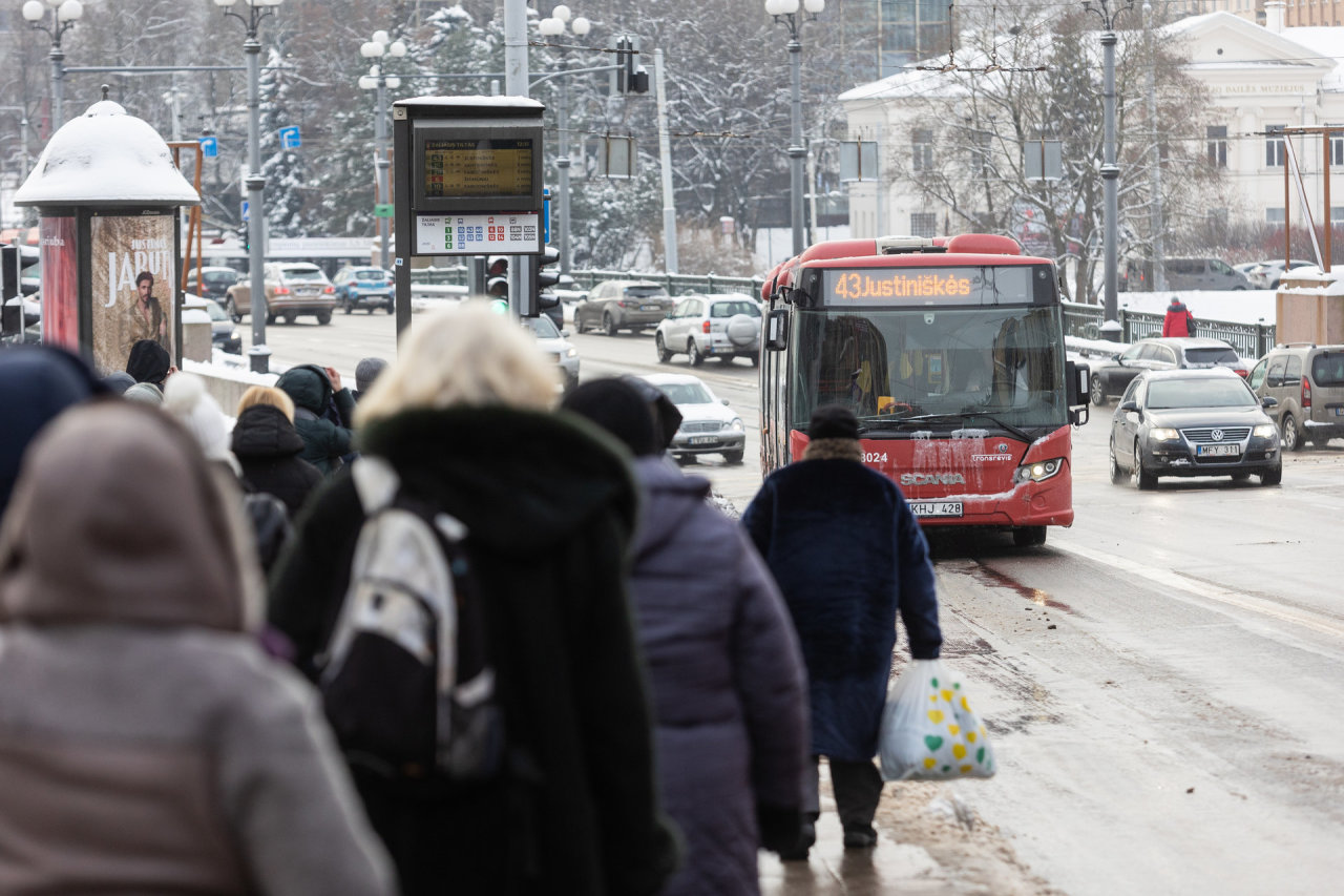 Šaltis kursto dėl streiko vėluojančių autobusų keleivių pyktį: gal jau laikas ką nors su tuo daryti?