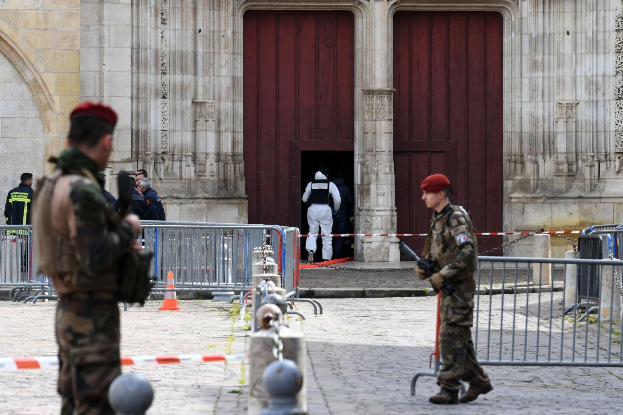 Prancūzijoje policija neutralizavo katedroje paliktą bombą