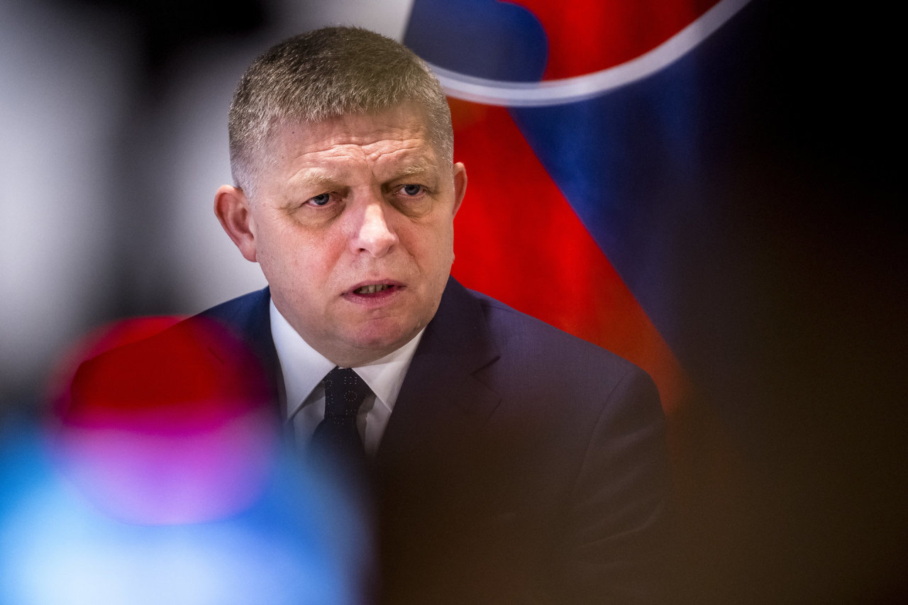 Mokinio įžeistas R.Fico ėmė siautėti: „Kažkas čia nusipelnė trijų antausių“