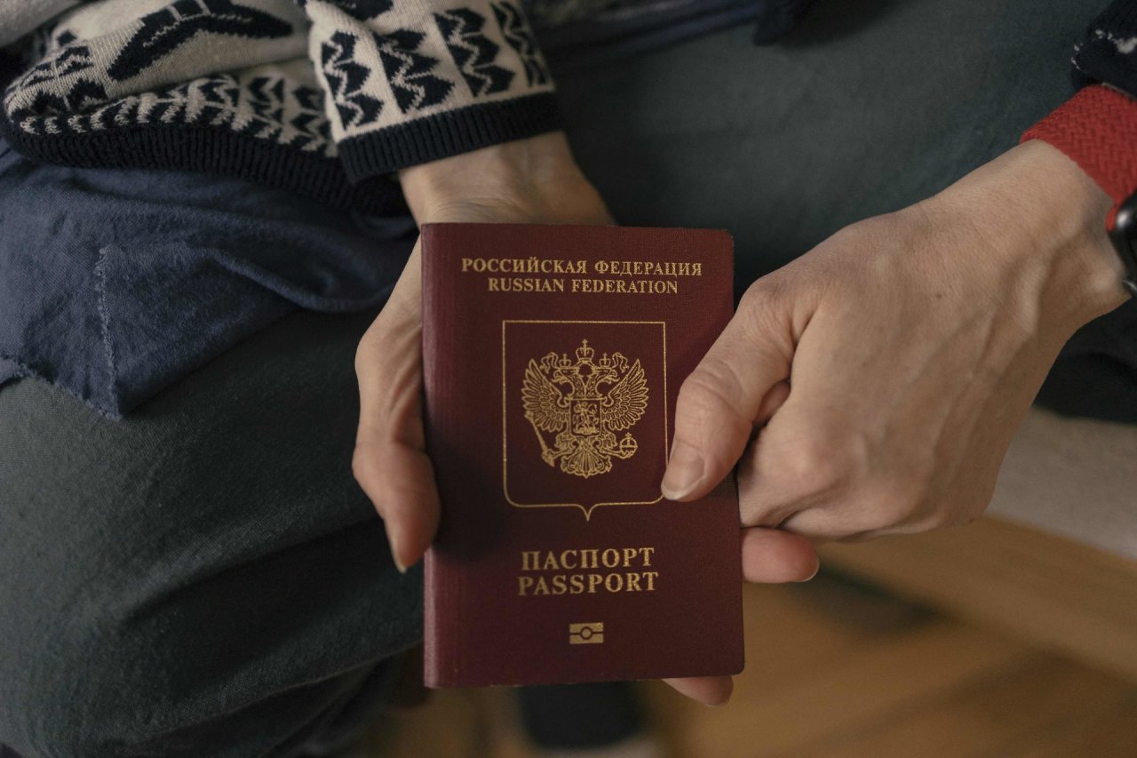 „Financial Times“: ES ketina atšaukti vizų režimo supaprastinimą rusams