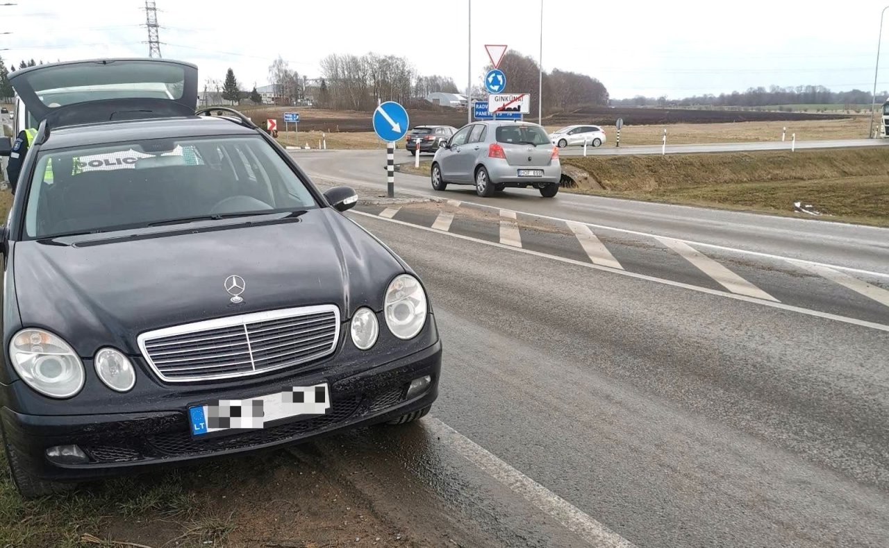 Pareigūnai nujautė vilniečio „Mercedes“ vairuotojo kėslus – čiupo jį Šiaulių rajone