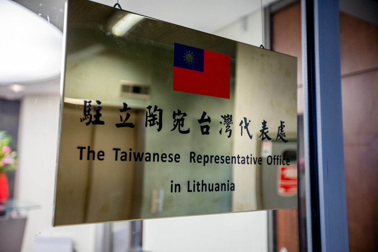 „Politico“: Prancūzija svarsto ES atsaką Kinijai dėl spaudimo Lietuvai