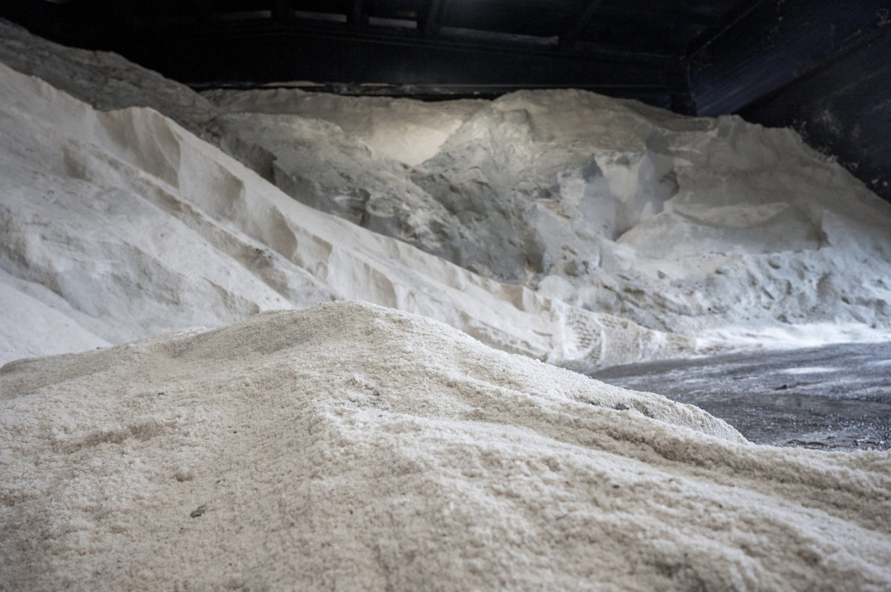 Kaunas jau pasiruošė žiemai: kelininkų sandėliuose – 5 tūkst. tonų druskos