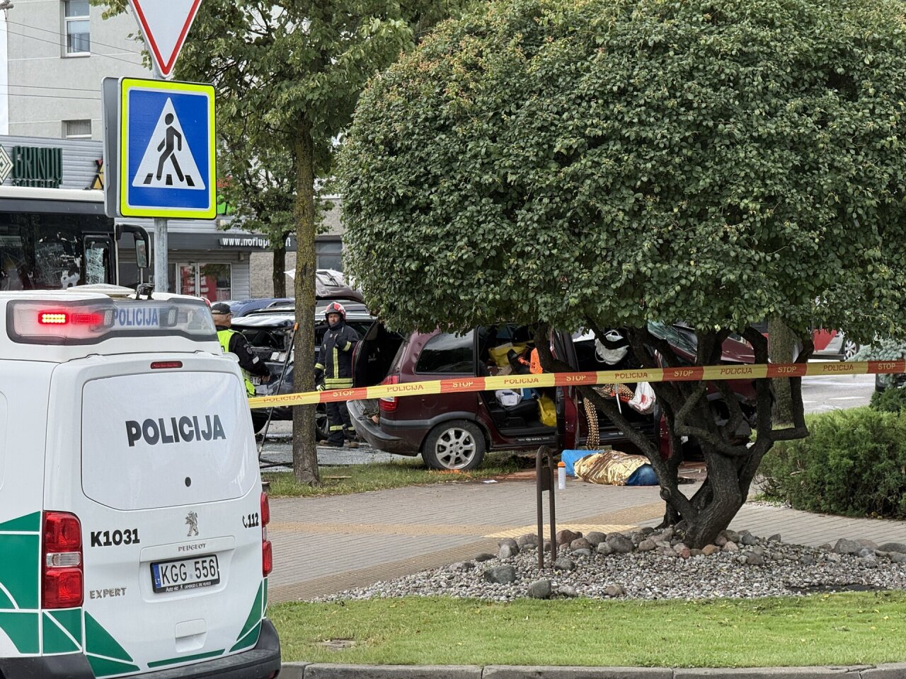 Kaune – didžiulė avarija: susidūrus keturiems automobiliams ir autobusui, žuvo žmogus
