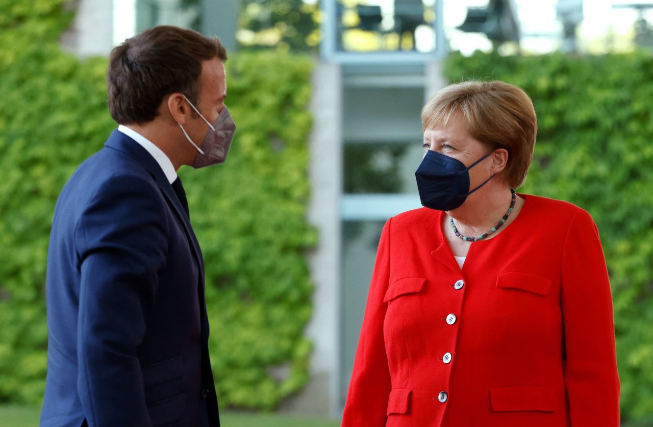 E.Macronas per derybas su A.Merkel ketina aptarti situaciją Ukrainoje ir Baltarusijoje