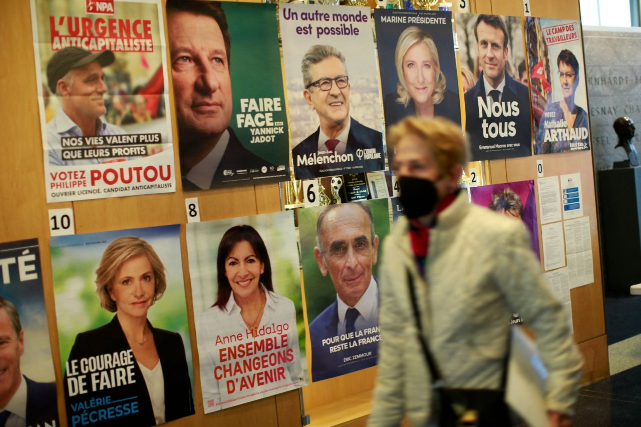 E.Macronui siekiant perrinkimo, prancūzai balsuoja pirmajame prezidento rinkimų ture