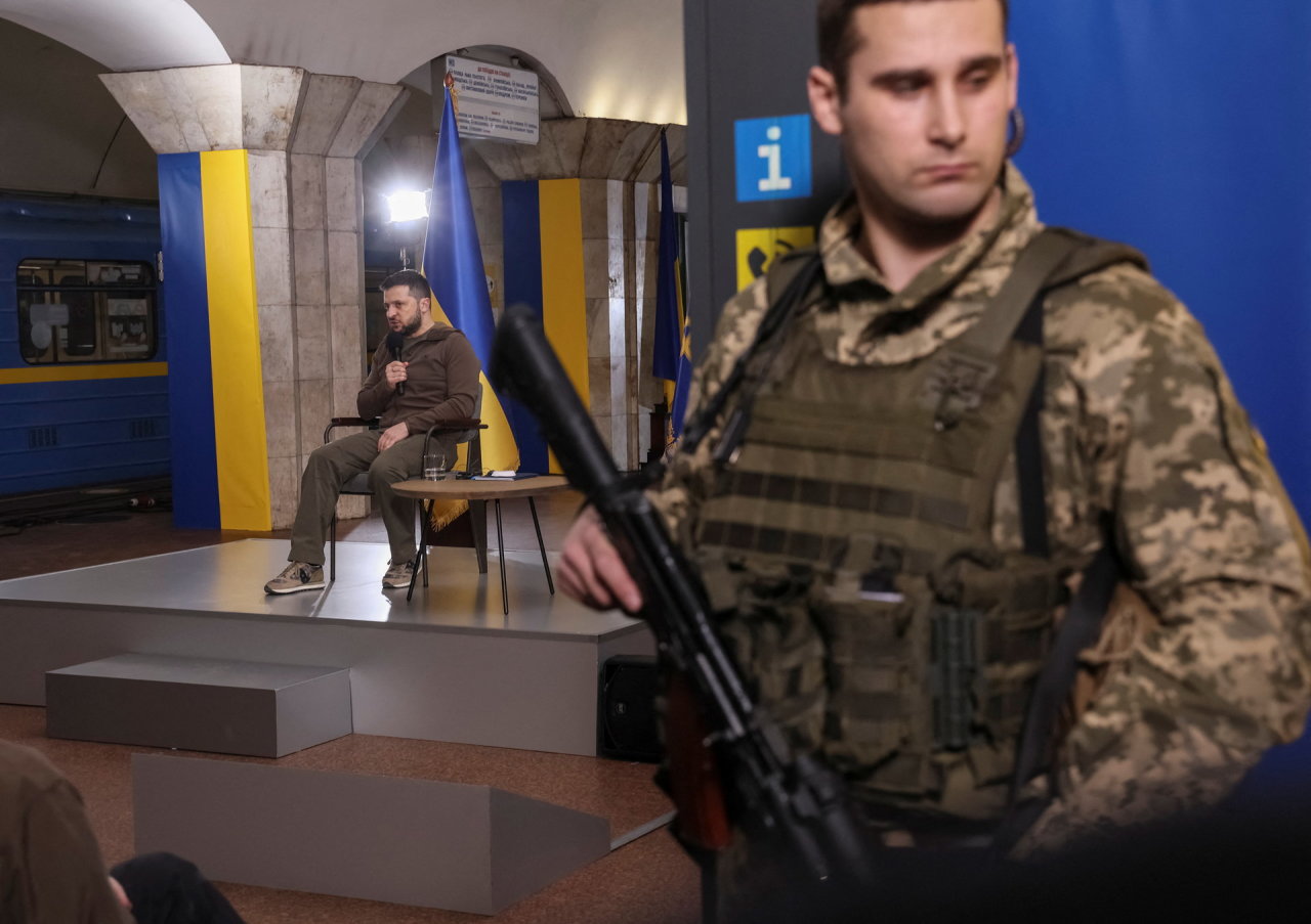 Ukrainai vietoj Volodymyro Zelenskio nevadovauja kariai: jis eina savo pareigas