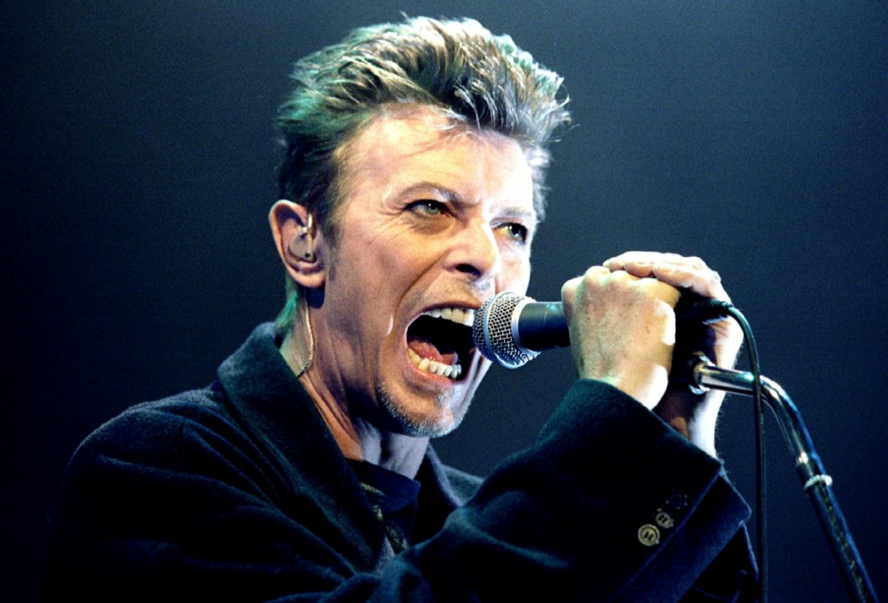 Davido Bowie herojus sename žaidime „Omikron“ ragino sukilti prieš ribojimus?