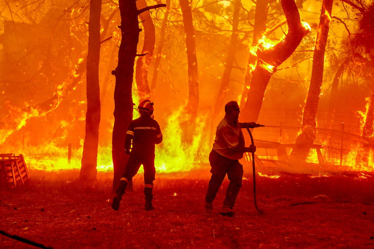 Graikijos ugniagesiai stojo į nelengvą kovą su liepsnomis nacionaliniame parke
