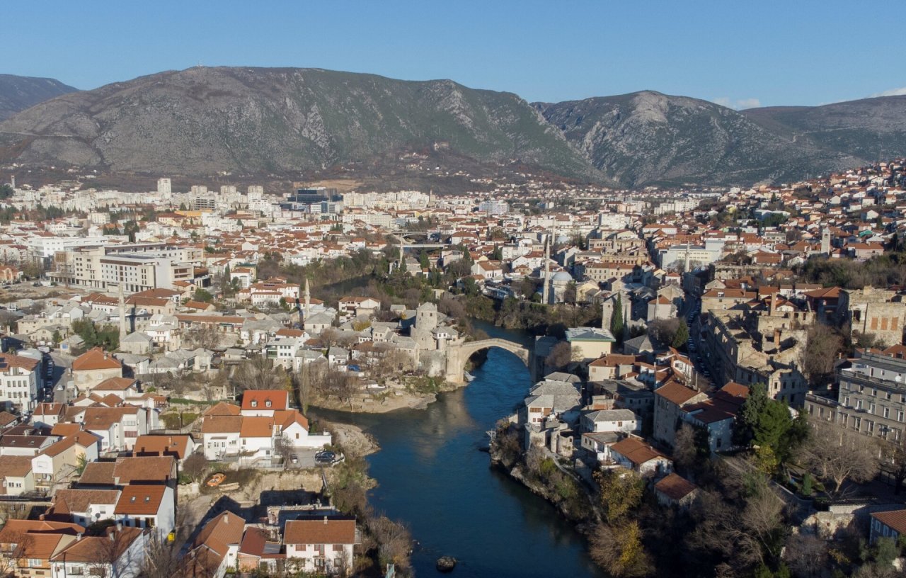 Įtampa etniškai padalytame Bosnijos Mostaro mieste: futbolo sirgaliai organizavo išpuolius, šeši žmonės sužeisti