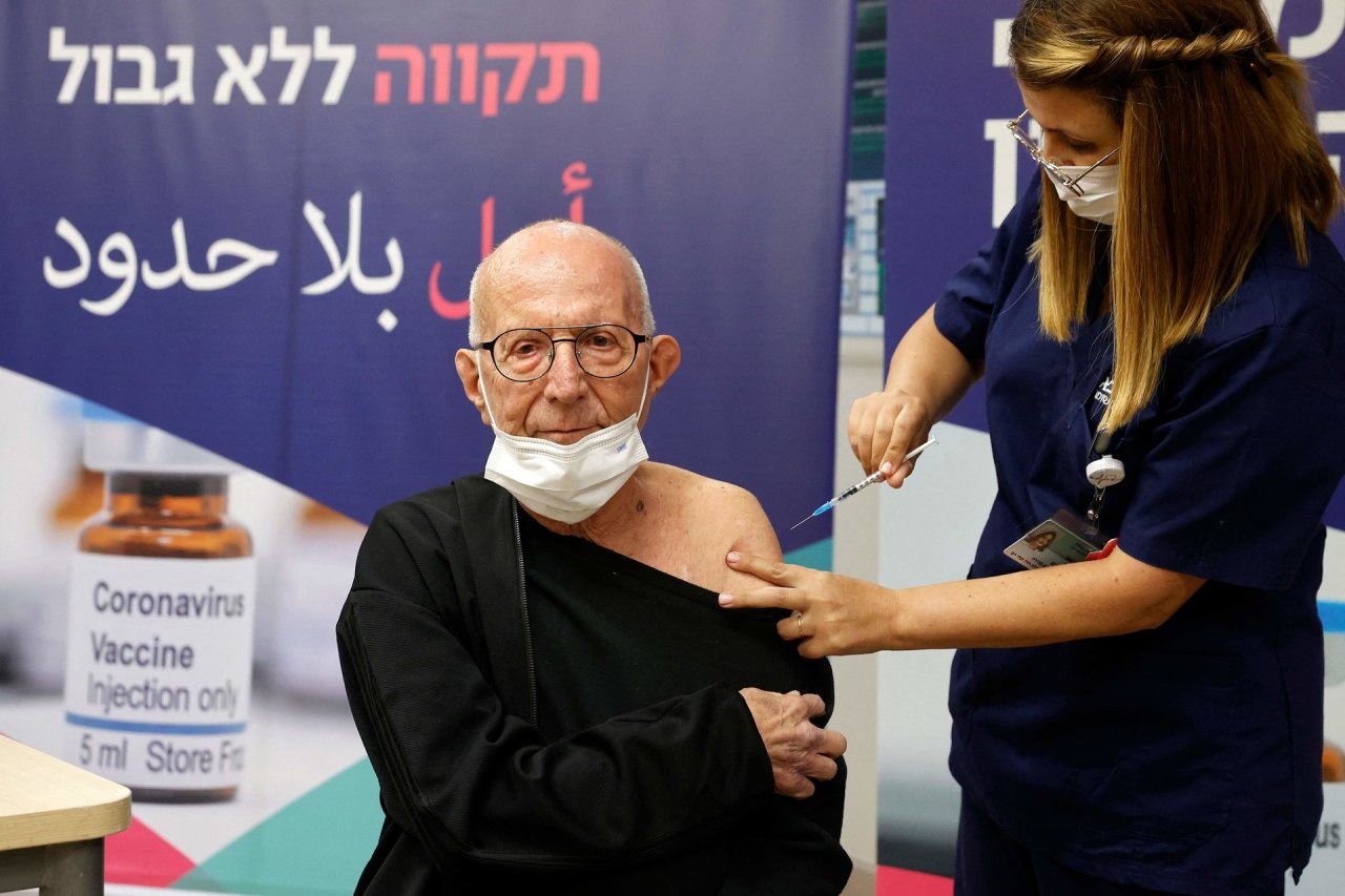 Izraelio premjeras: gavus COVID vakcinos 4-ąją dozę antikūnų pagausėja penkeriopai