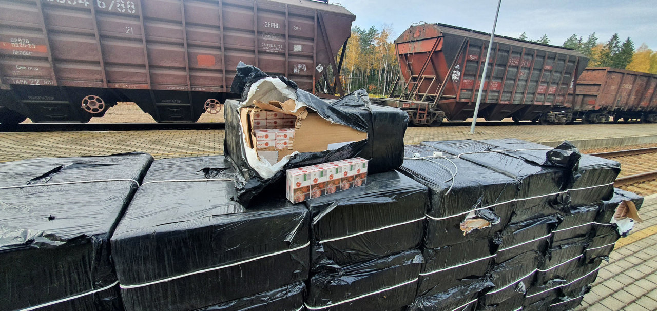 Iš Baltarusijos atvažiavusiame traukinyje cukrinių runkelių granulės dengė slaptą krovinį