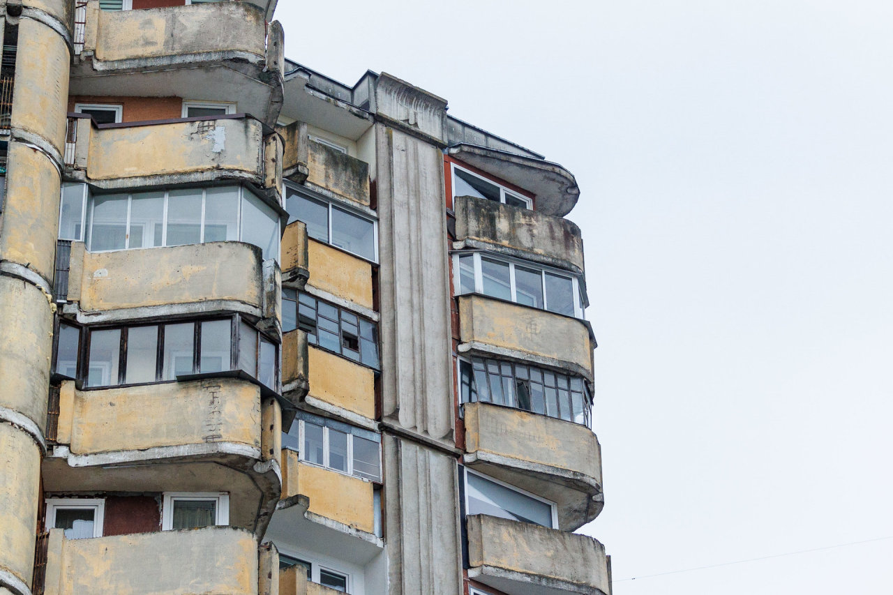 Kaišiadoriškis paryčiais užstrigo balkone – iškviesti ugniagesiai gelbėtojai