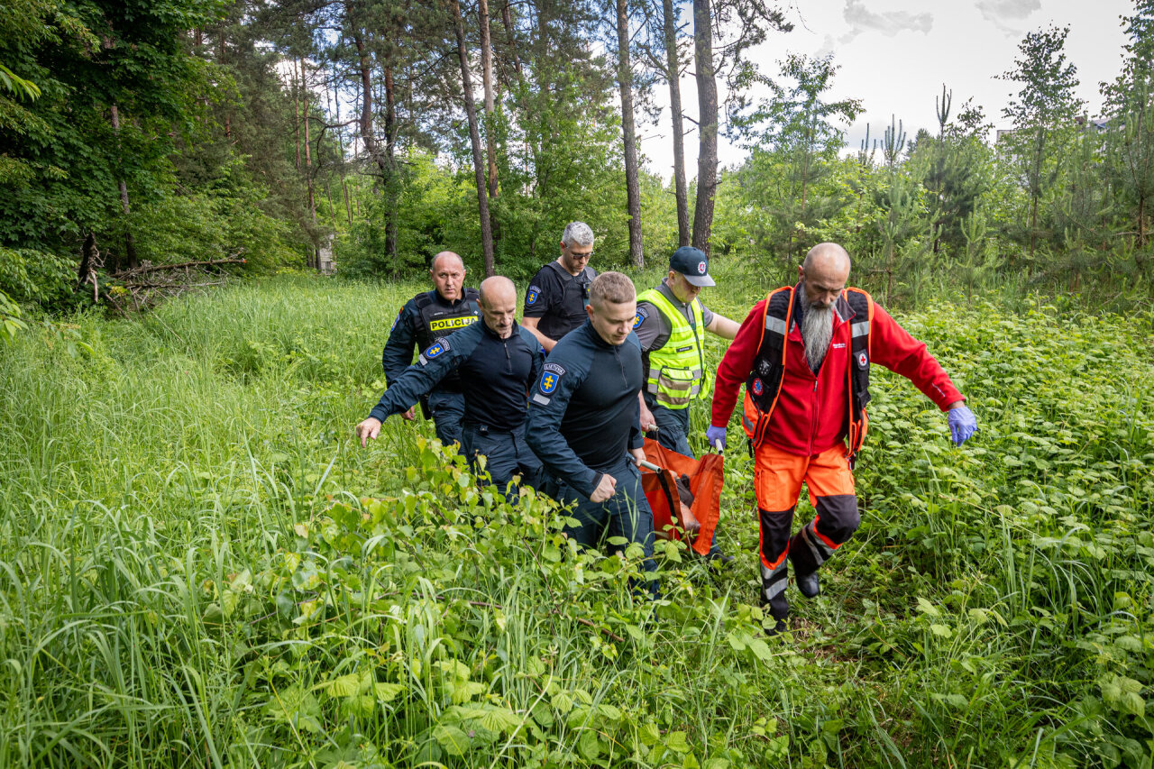 Pasieniečių šuo Jupis surado ir išgelbėjo dingusį varėniškį