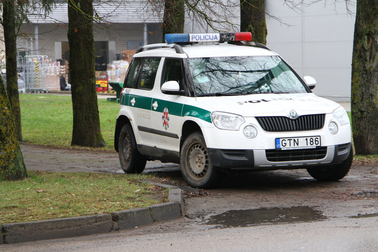 Policija ie&scaron;ko gimnaziją niokojusio chuligano: žala žinoma cento tikslumu